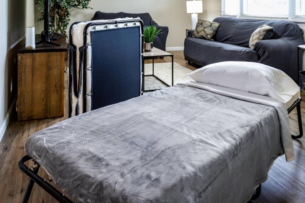 {quiet Suburban Ranch Hot Tub} Mins Arpt/rit/dwnt Apartment *