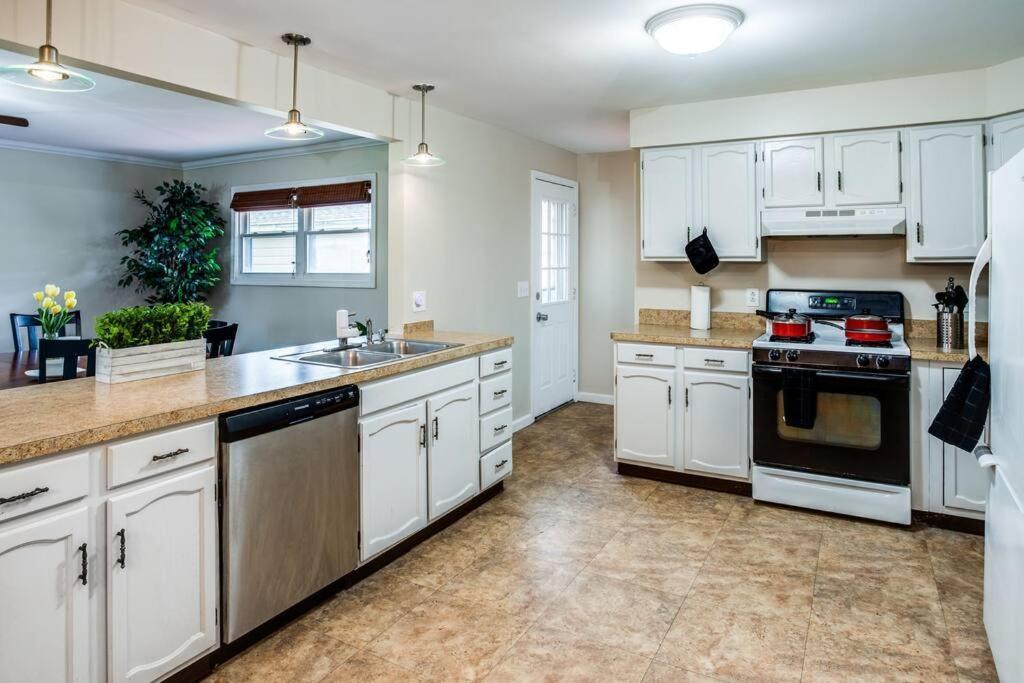 Apartment {quiet Suburban Ranch Hot Tub} Mins Arpt/rit/dwnt