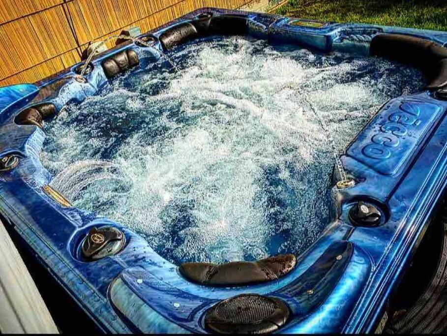 {quiet Suburban Ranch Hot Tub} Mins Arpt/rit/dwnt Rochester