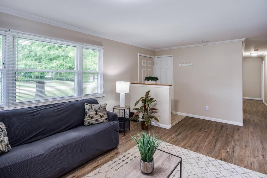 {quiet Suburban Ranch Hot Tub} Mins Arpt/rit/dwnt Apartment
