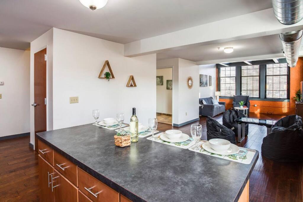 Centric Modern Loft W/ King Beds & Smart Gametable Holiday home