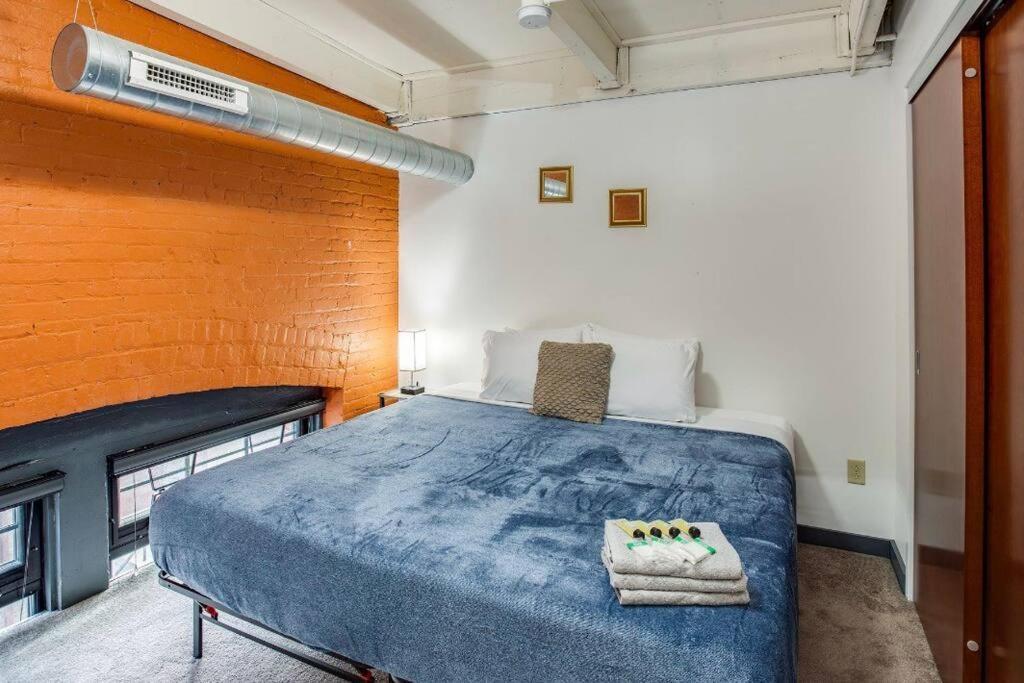 Centric Modern Loft W/ King Beds & Smart Gametable Holiday home Rochester