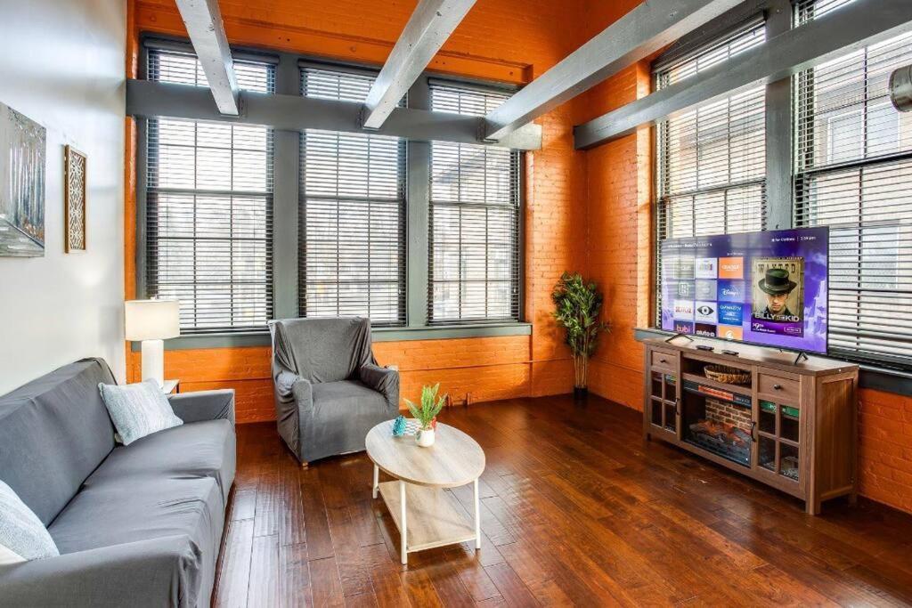 Centric Modern Loft W/ King Beds & Smart Gametable