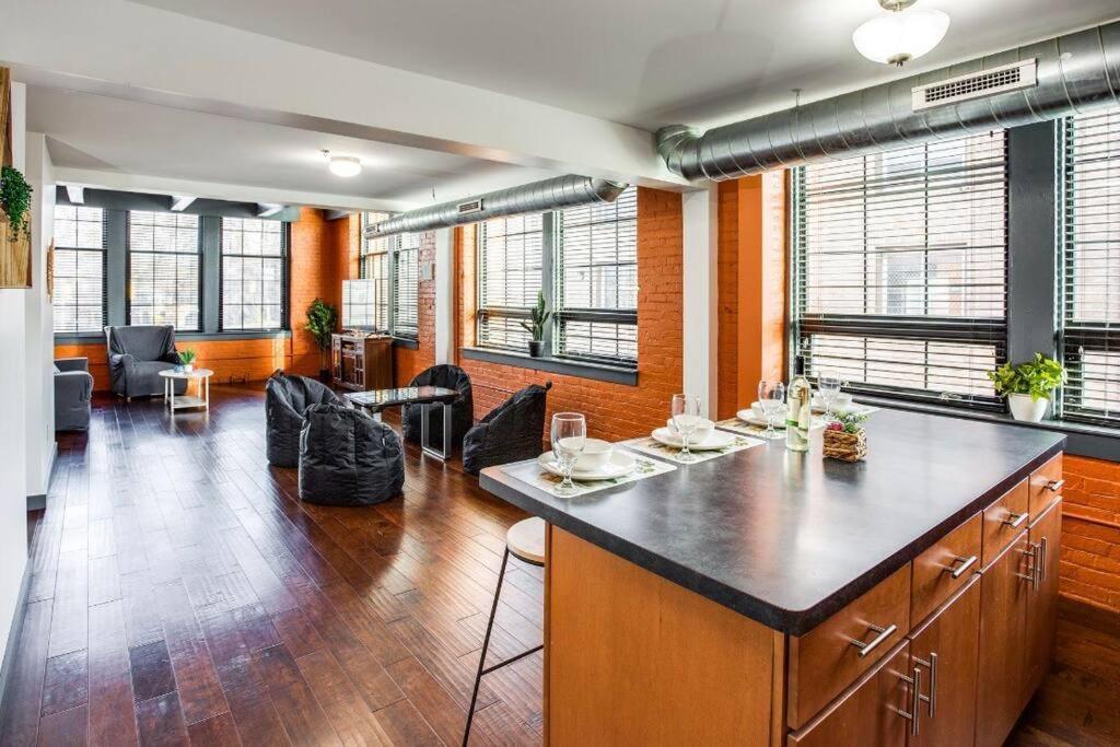 Holiday home Centric Modern Loft W/ King Beds & Smart Gametable