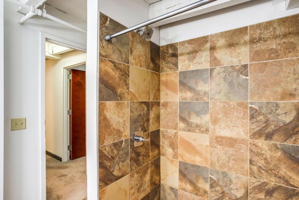 Centric Modern Loft W/ King Beds & Smart Gametable Holiday home Rochester