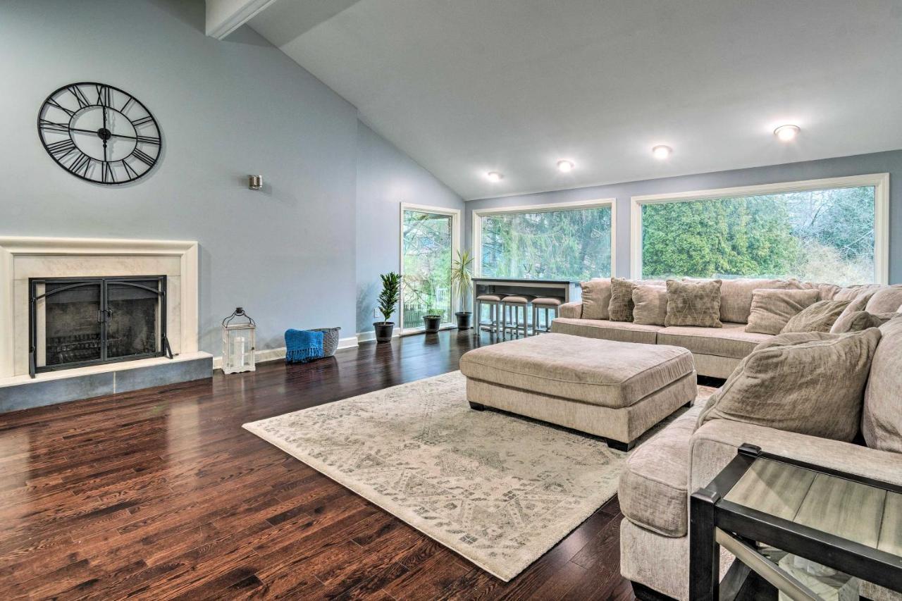 Holiday home Spacious With Heated Pool And Hot Tub!