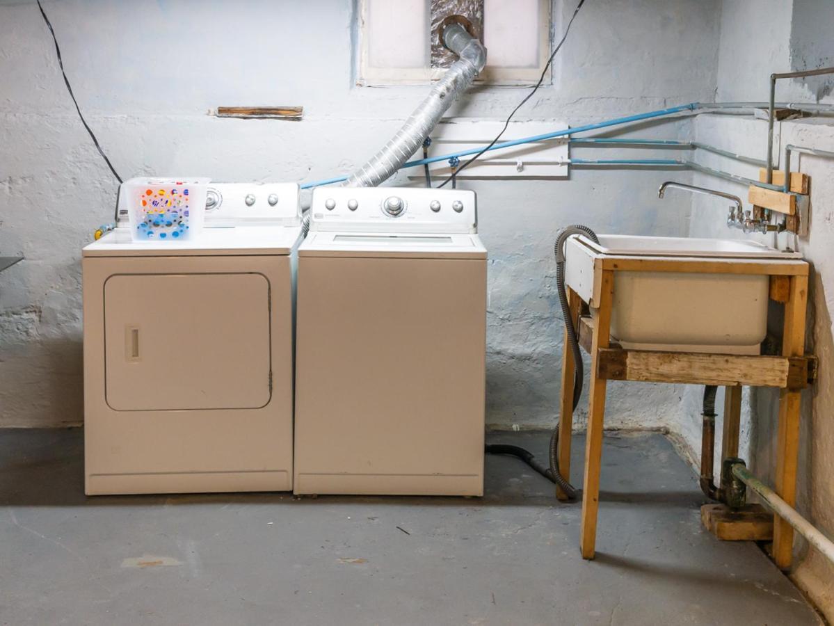 King Bed-full Kitchen-self Check-in-parking-uofr * Rochester
