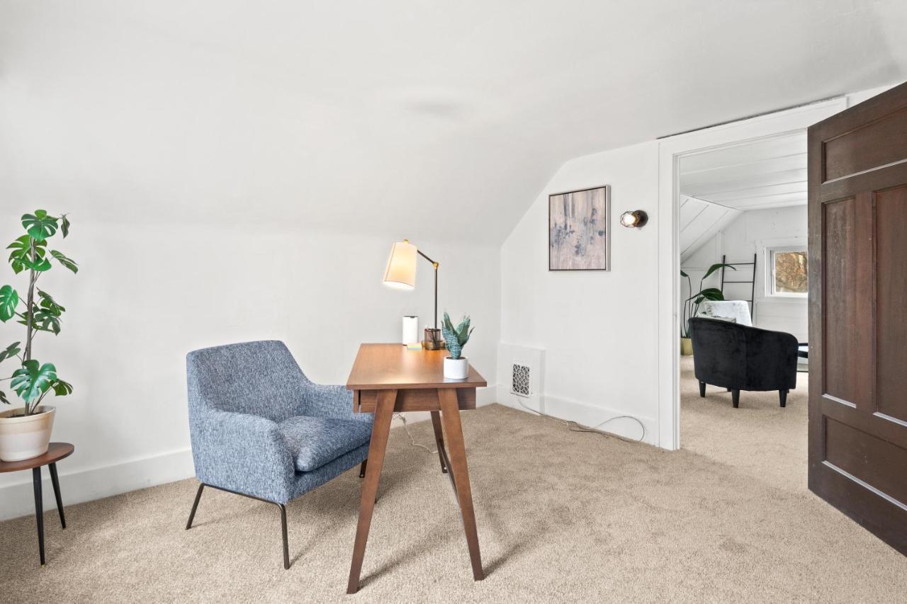 King Bed-full Kitchen-self Check-in-parking-uofr *