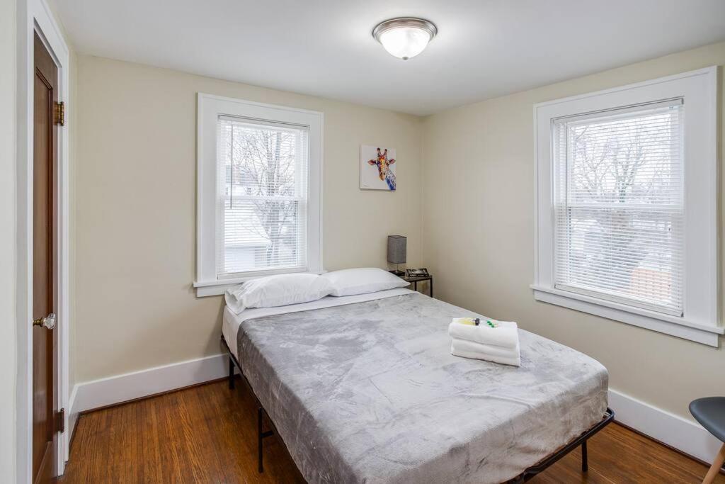 Charming Steps To Strong/uofr By Airport/dwnt/rit Holiday home