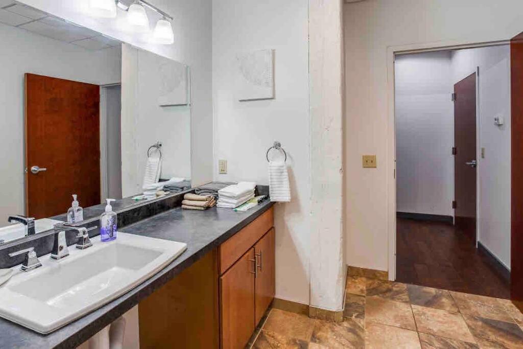 Apartment Modern Loft Style On Monroe By Dwtn & Park Ave