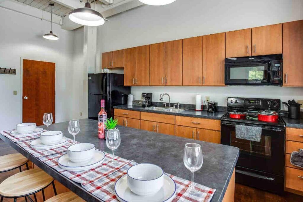 Ny Style Centric Loft With King Bed By Park Av Apartment