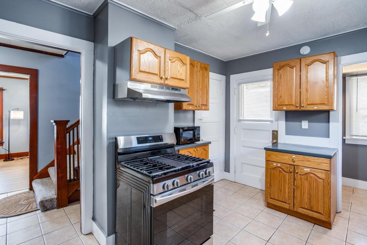 Spacious With In-unit Laundry, Parking, 1gb Wifi, & Patio Deck Holiday home *