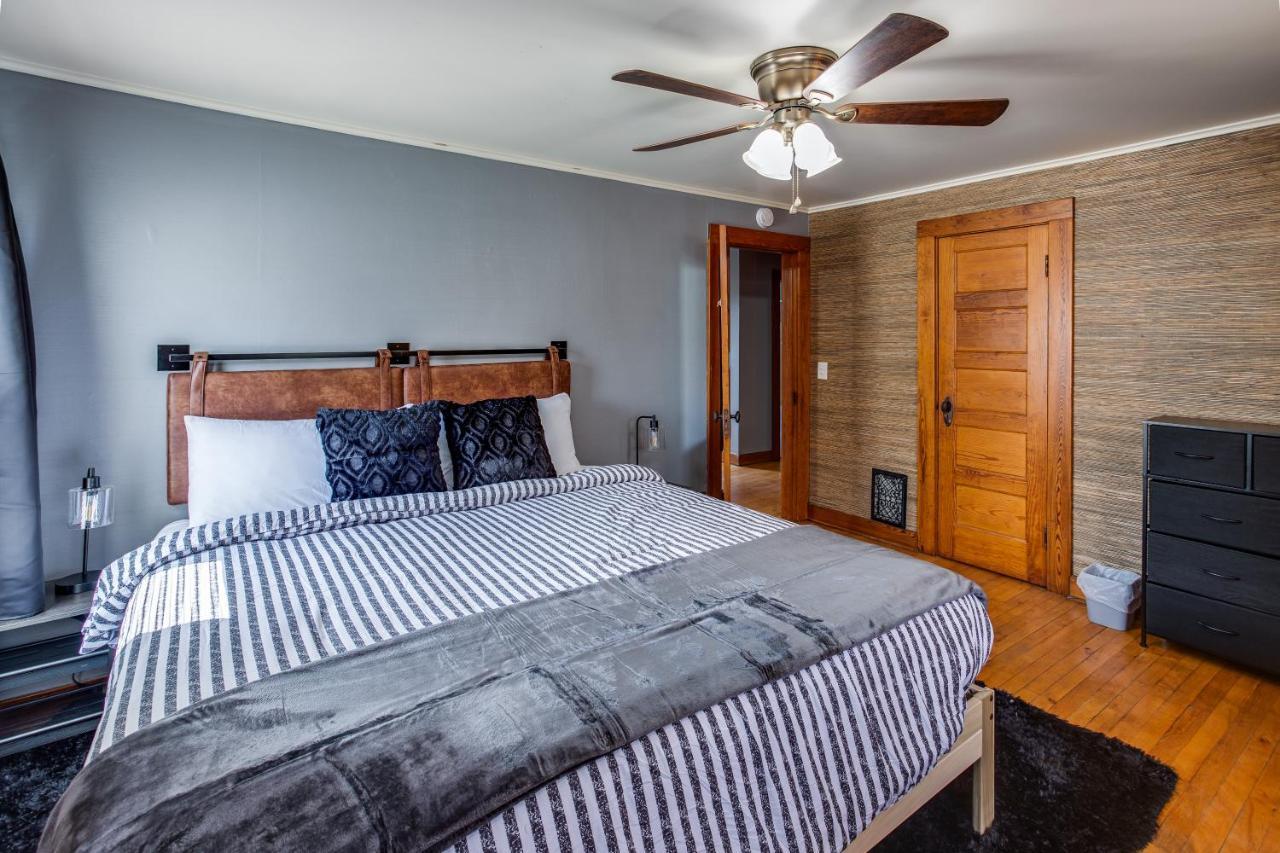 Holiday home Spacious With In-unit Laundry, Parking, 1gb Wifi, & Patio Deck Rochester