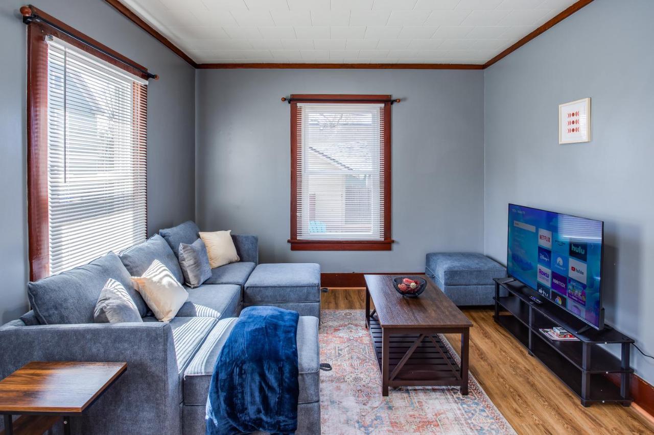 Holiday home Spacious With In-unit Laundry, Parking, 1gb Wifi, & Patio Deck Rochester