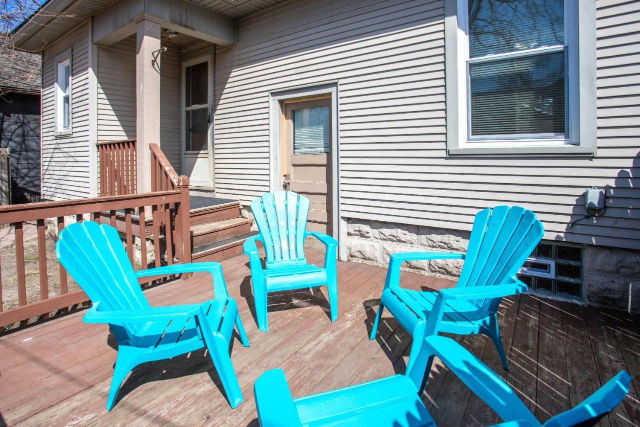 Spacious With In-unit Laundry, Parking, 1gb Wifi, & Patio Deck Holiday home Rochester