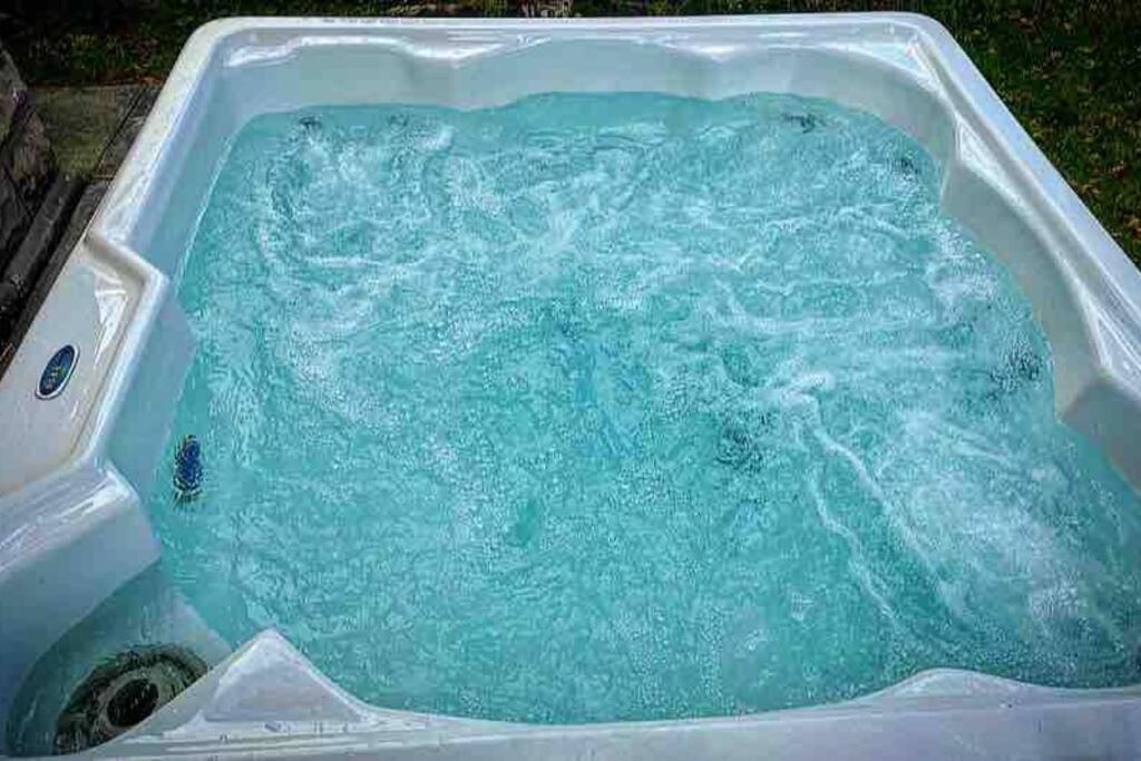 Holiday home {hot Tub In Ranch} Mins To Airport/uofr/strng/dwtn *