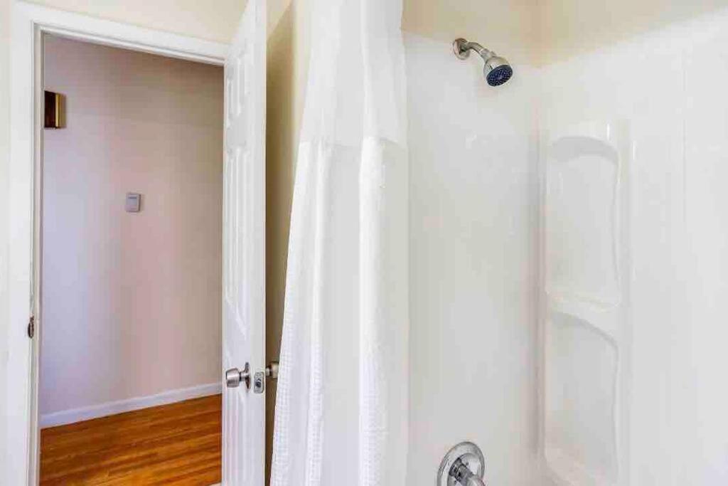 {hot Tub In Ranch} Mins To Airport/uofr/strng/dwtn Holiday home