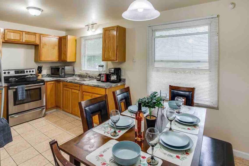 {hot Tub In Ranch} Mins To Airport/uofr/strng/dwtn Holiday home