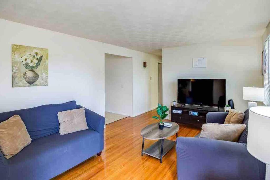 {hot Tub In Ranch} Mins To Airport/uofr/strng/dwtn