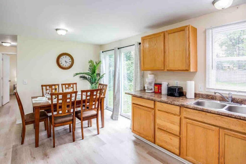 Holiday home ~cozy Home~ Steps To Rit By Uofr/airport/dwtn W/ac *