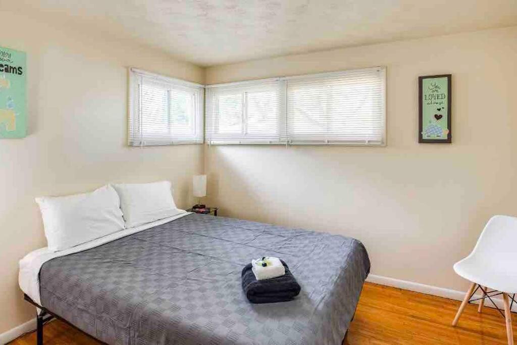 {hot Tub In Ranch} Mins To Airport/uofr/strng/dwtn