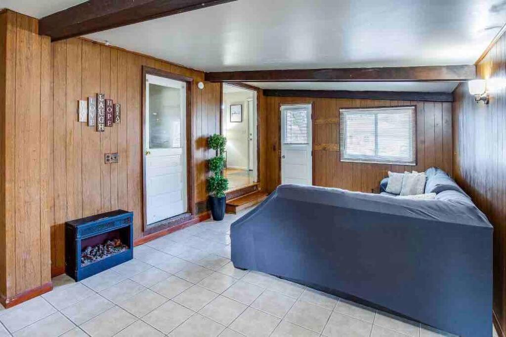 {hot Tub In Ranch} Mins To Airport/uofr/strng/dwtn Holiday home