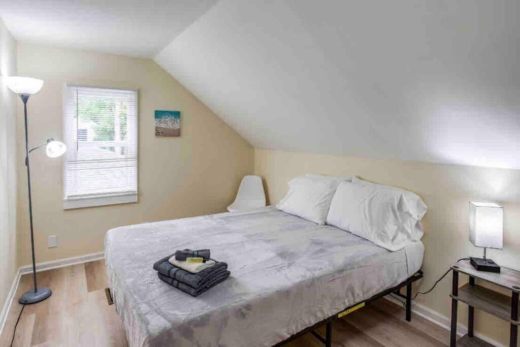 Holiday home ~cozy Home~ Steps To Rit By Uofr/airport/dwtn W/ac