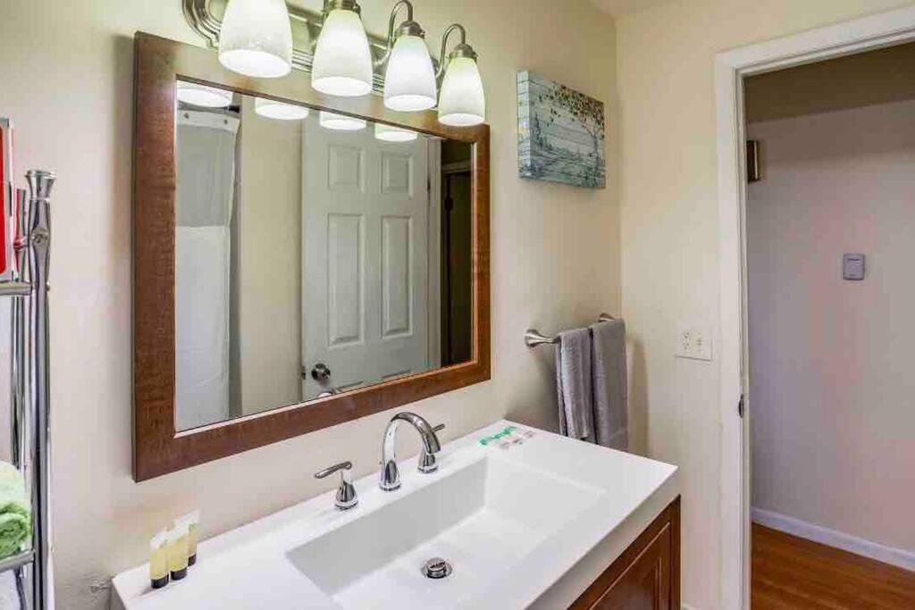 {hot Tub In Ranch} Mins To Airport/uofr/strng/dwtn * Rochester