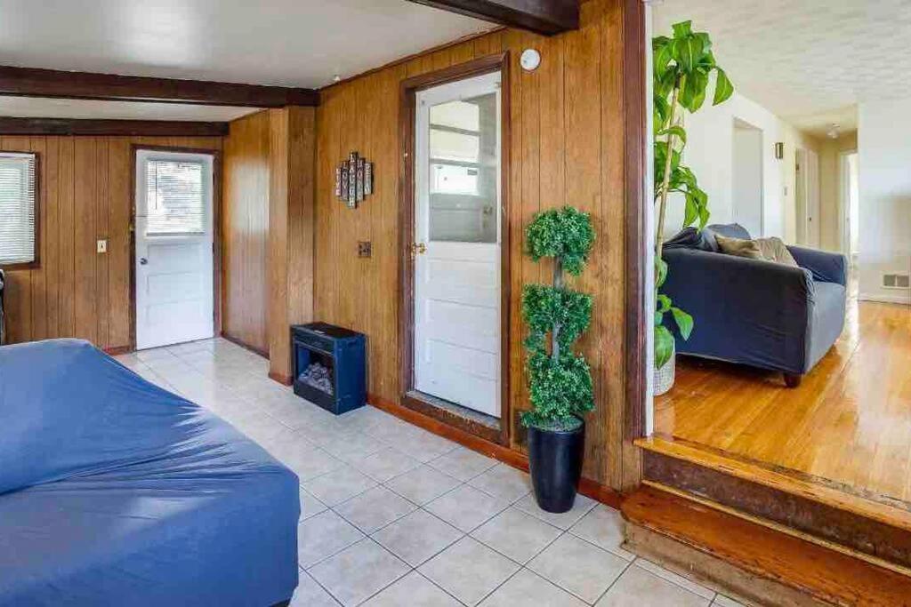 {hot Tub In Ranch} Mins To Airport/uofr/strng/dwtn Holiday home