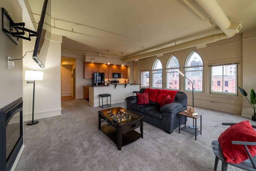 King Bed W/ Panoramic Views Of Dt!