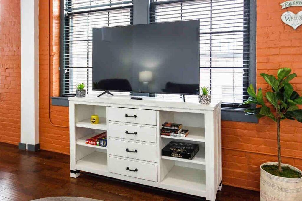Ny Style Centric Loft With King Bed By Park Av Apartment Rochester