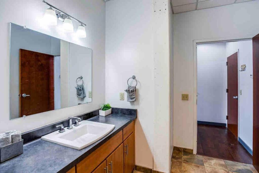 Ny Style Centric Loft With King Bed By Park Av Rochester
