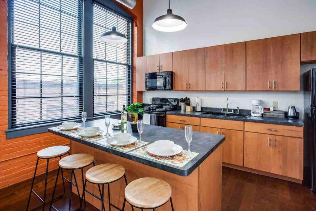 Ny Style Centric Loft With King Bed By Park Av Apartment