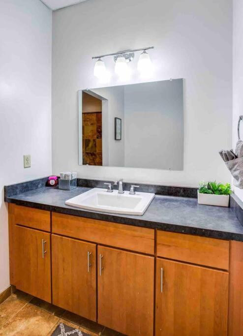 Ny Style Centric Loft With King Bed By Park Av Apartment