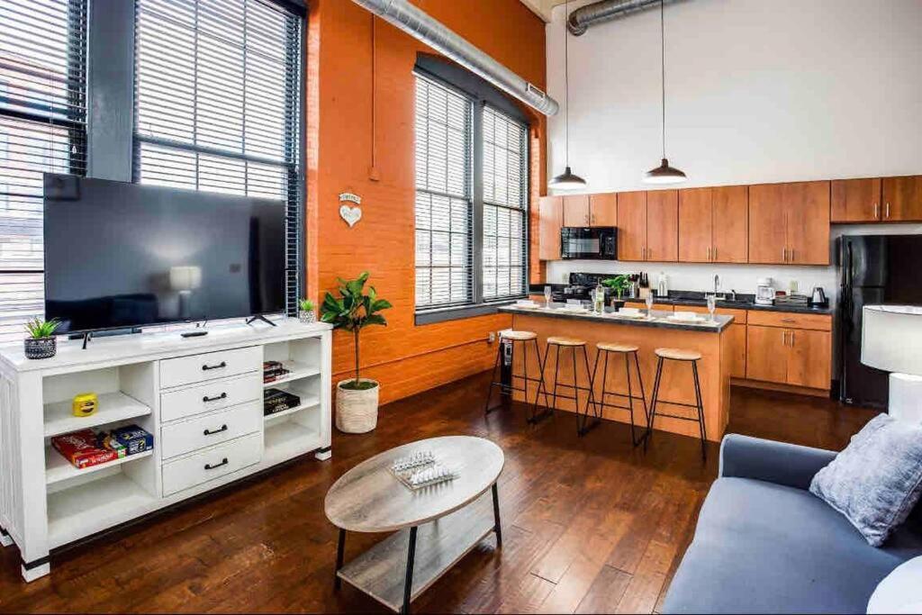 Ny Style Centric Loft With King Bed By Park Av Rochester