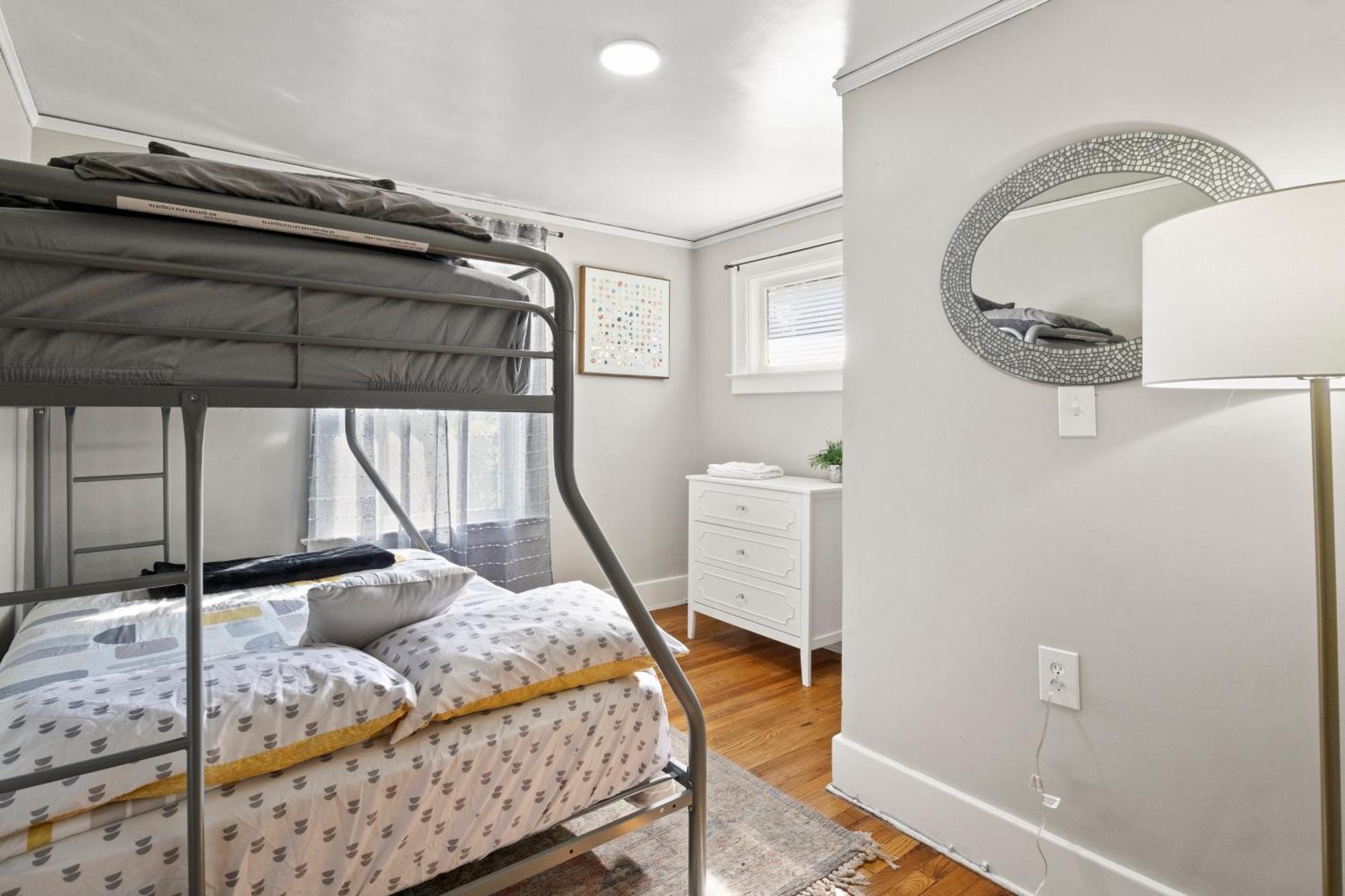 King Bed-full Kitchen-self Check-in-parking-uofr Holiday home