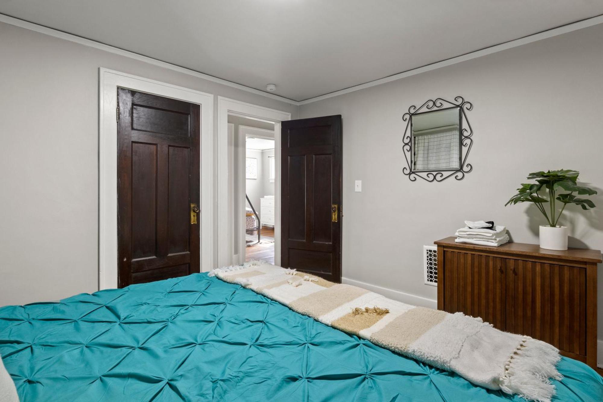 Holiday home King Bed-full Kitchen-self Check-in-parking-uofr *