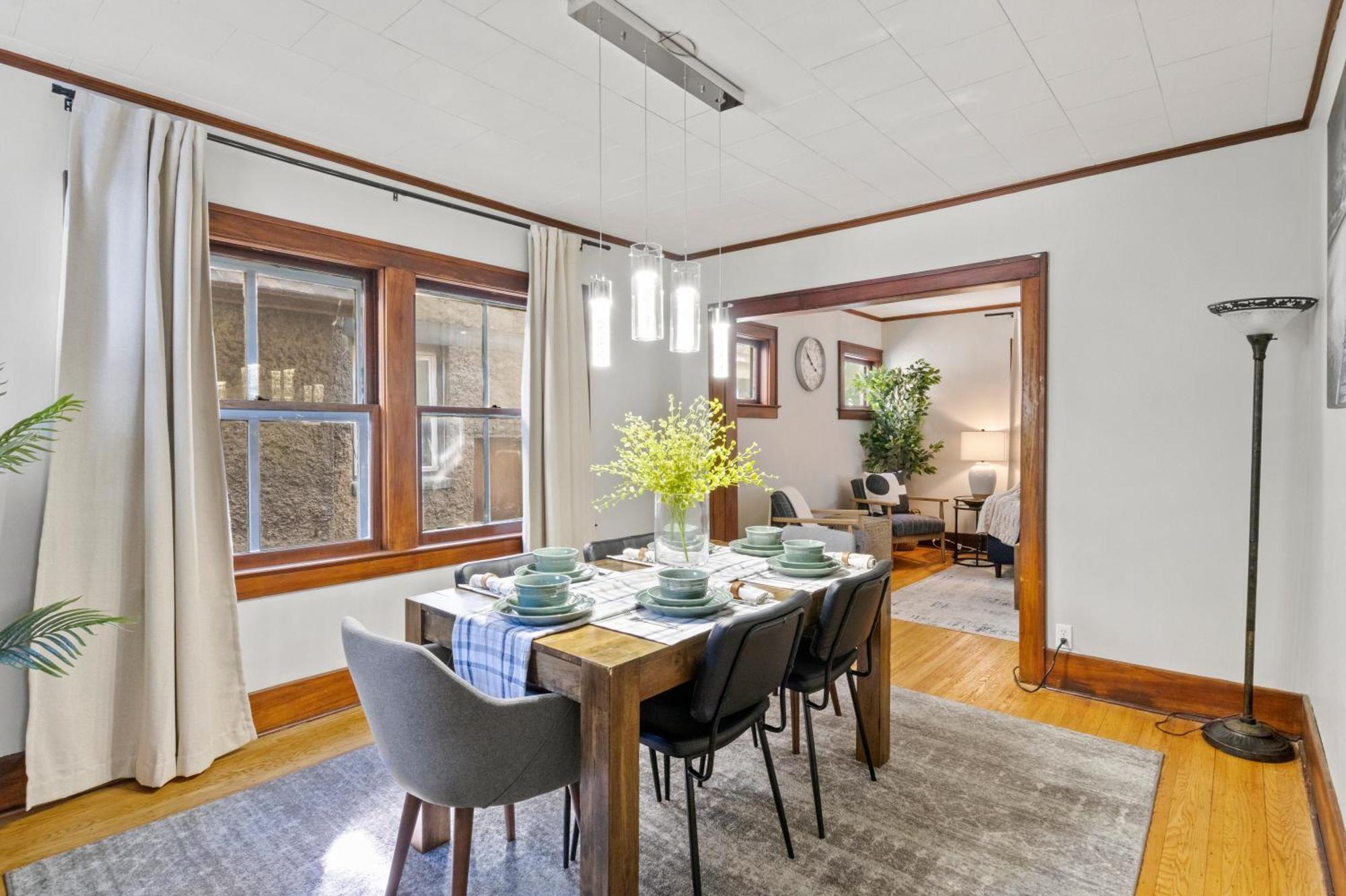 King Bed-full Kitchen-self Check-in-parking-uofr *