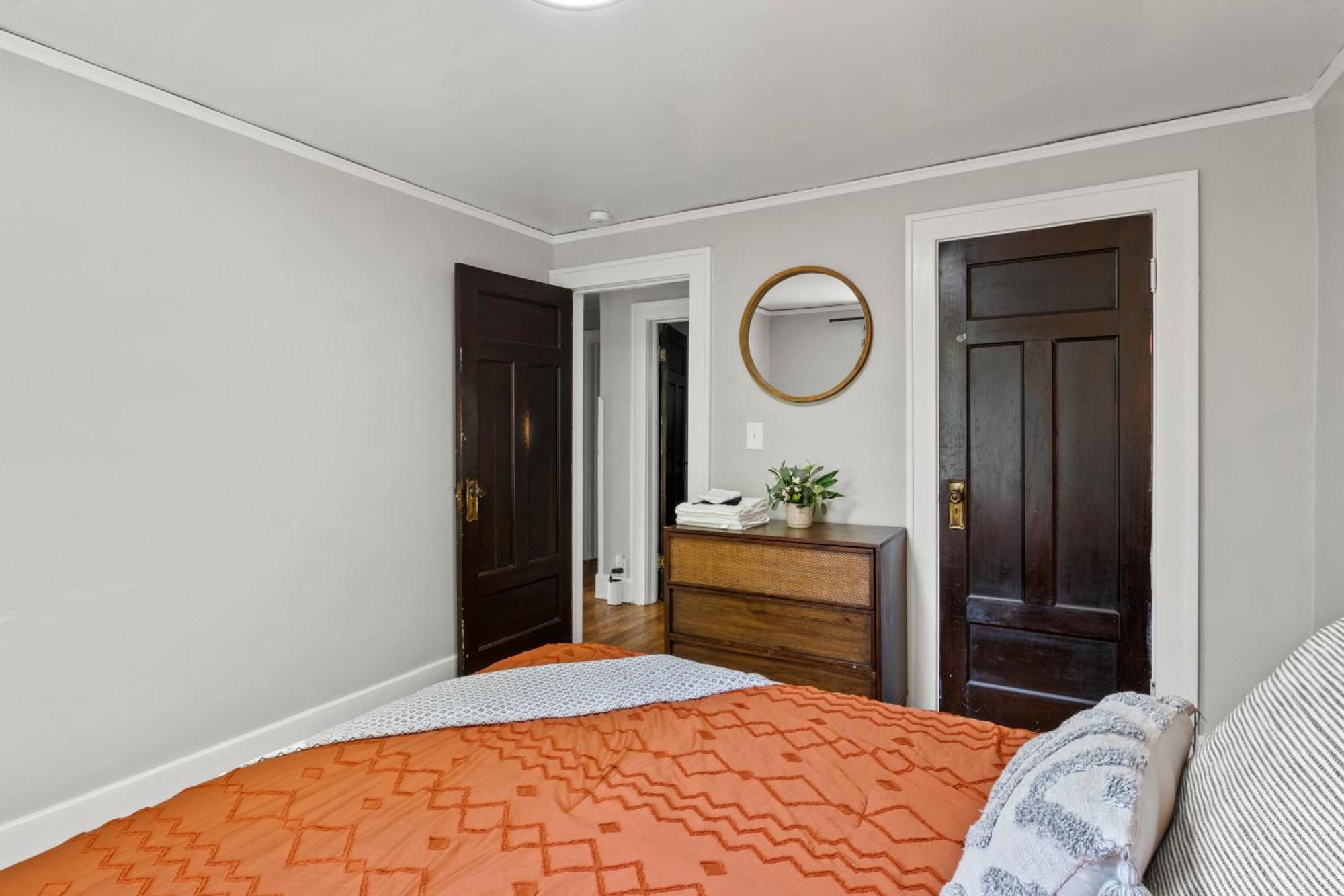King Bed-full Kitchen-self Check-in-parking-uofr * Rochester