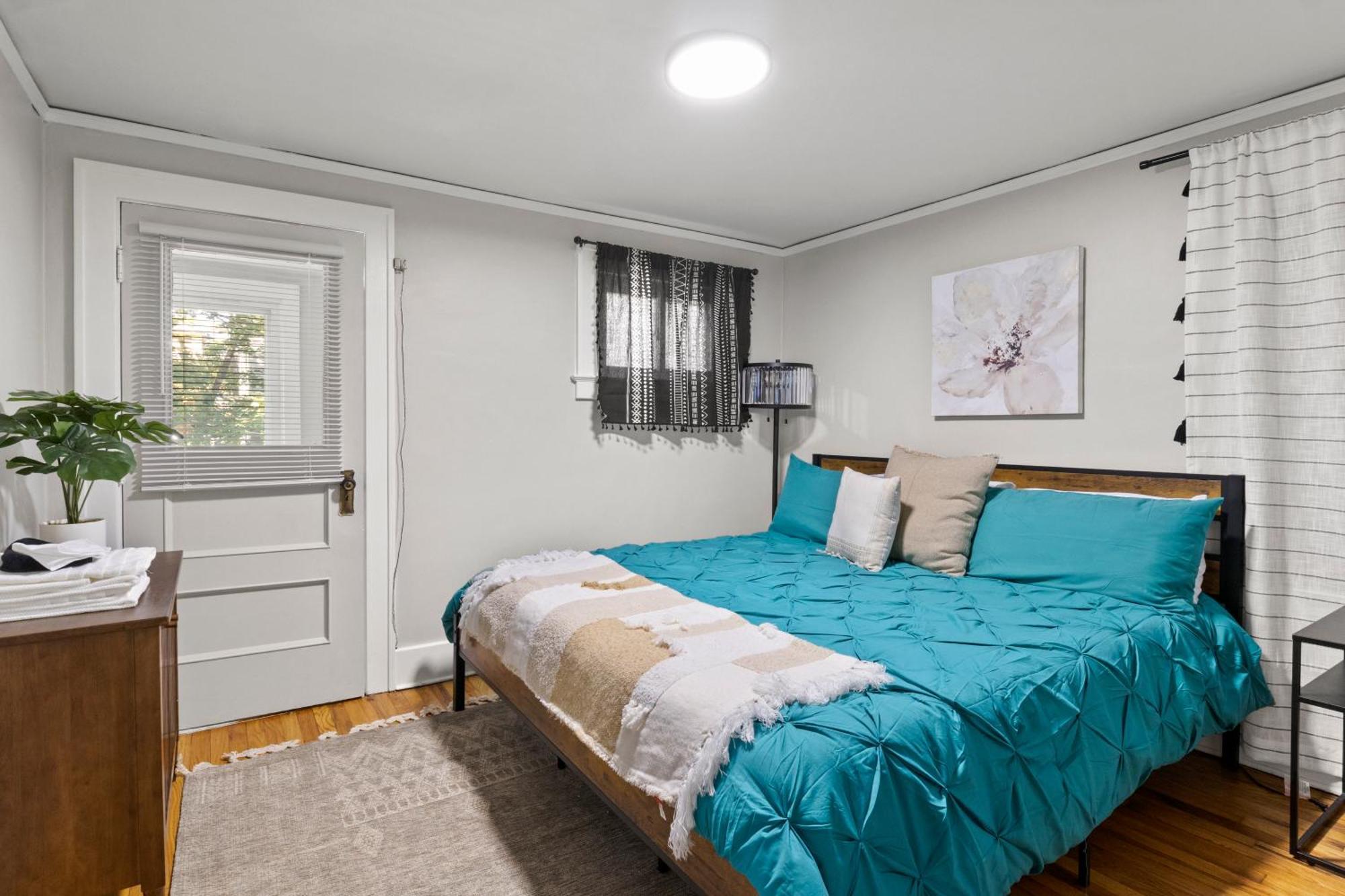 King Bed-full Kitchen-self Check-in-parking-uofr Rochester