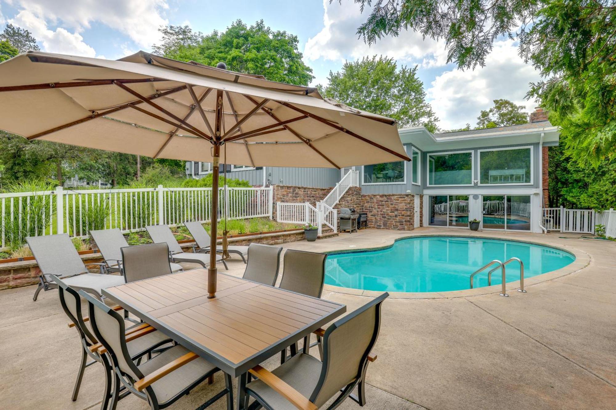 Spacious With Heated Pool And Hot Tub! Rochester