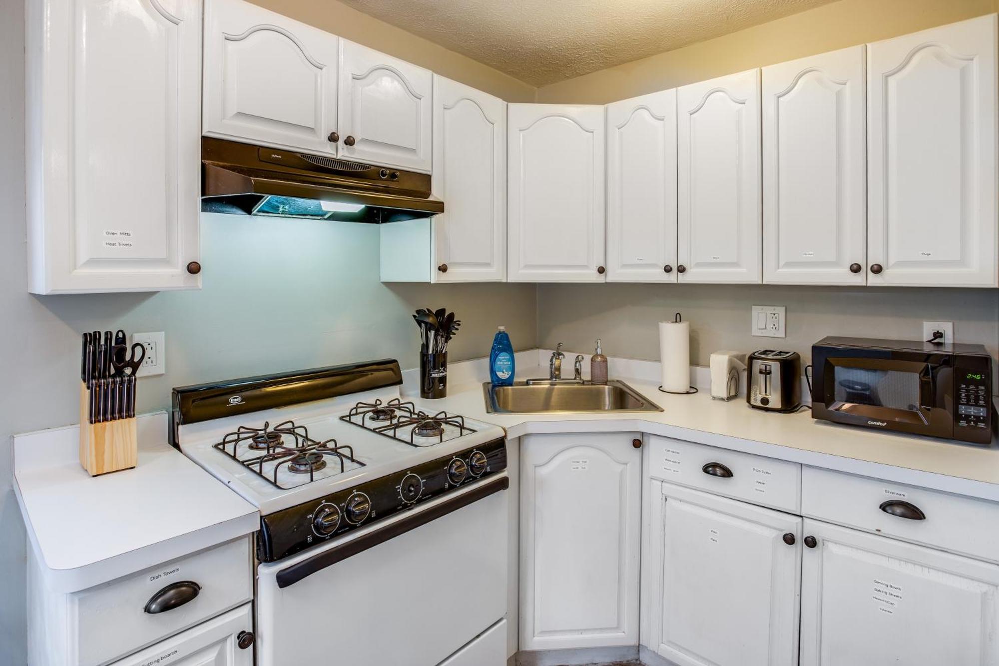3br With In-unit Laundry, Parking, Sound Bar Apartment *