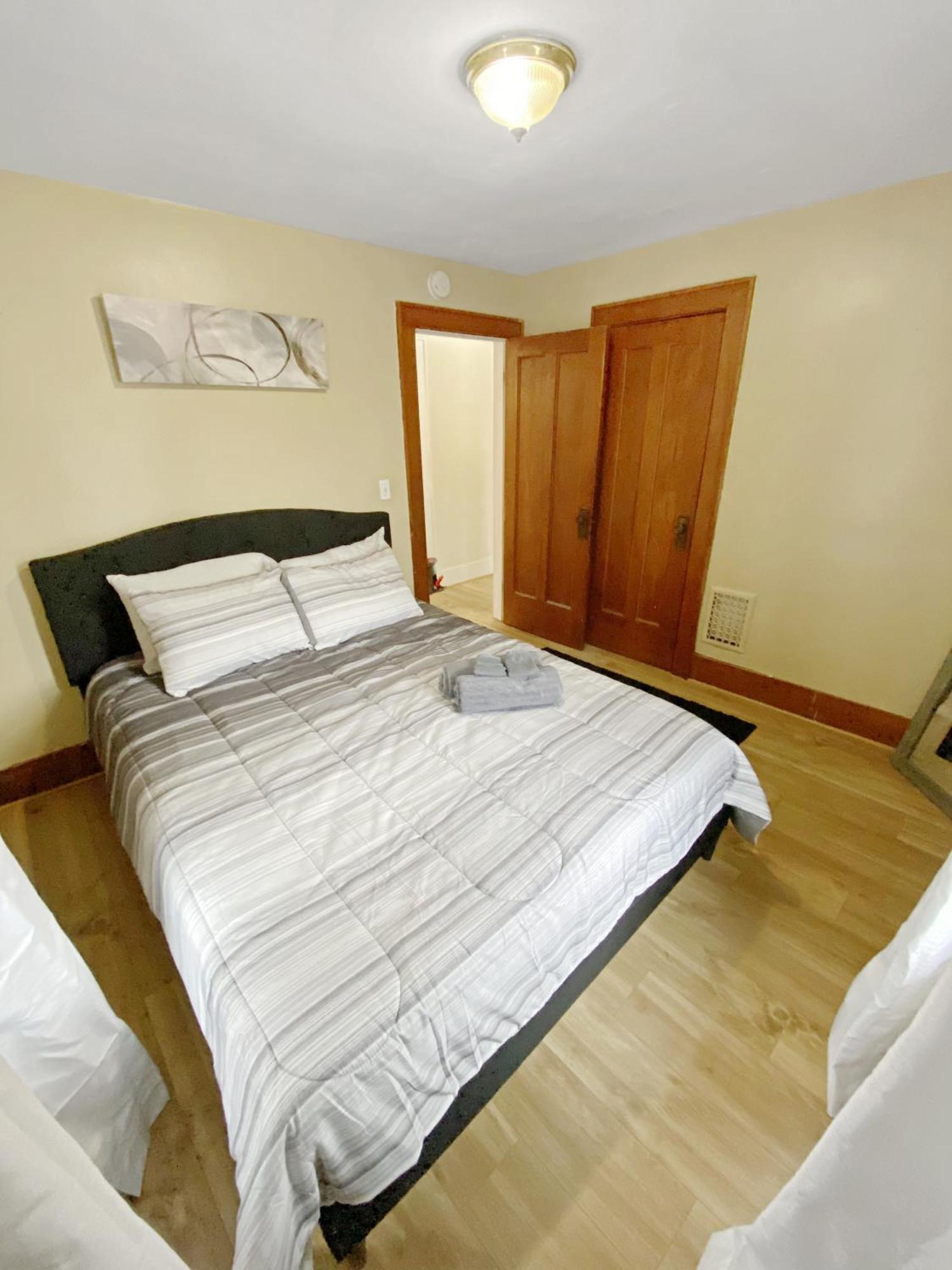 Lux 3br, Steps From Airport, U Of R & Grocery Stores Holiday home Rochester