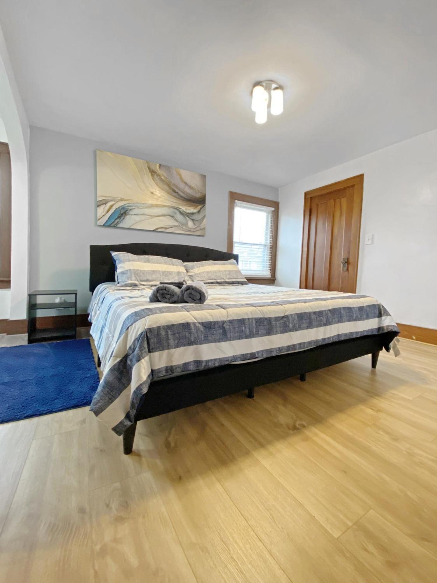 Holiday home Lux 3br, Steps From Airport, U Of R & Grocery Stores *