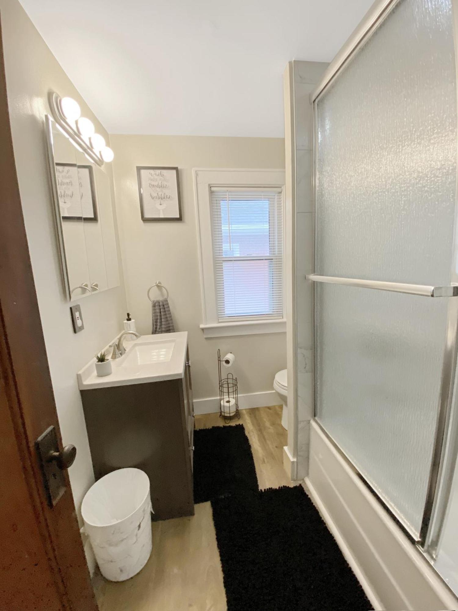 Lux 3br, Steps From Airport, U Of R & Grocery Stores * Rochester