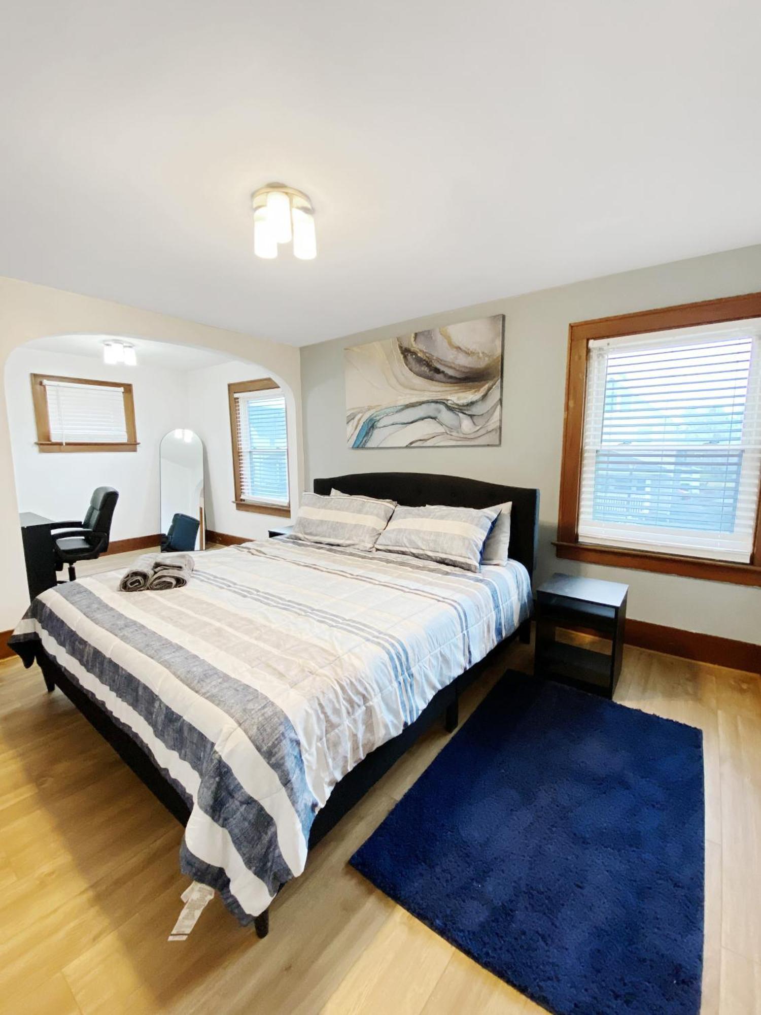 Lux 3br, Steps From Airport, U Of R & Grocery Stores Holiday home