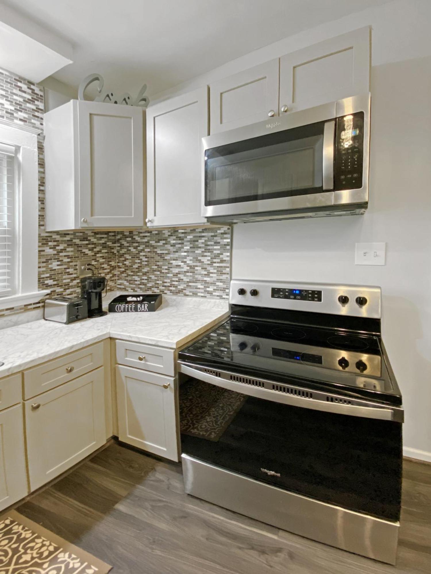 Lux 3br, Steps From Airport, U Of R & Grocery Stores Holiday home *