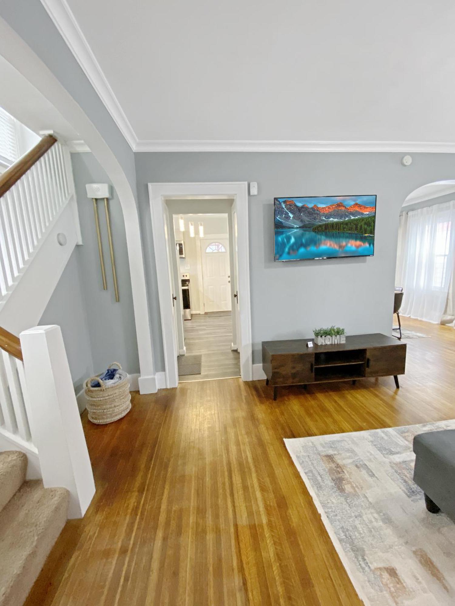 Holiday home Lux 3br, Steps From Airport, U Of R & Grocery Stores