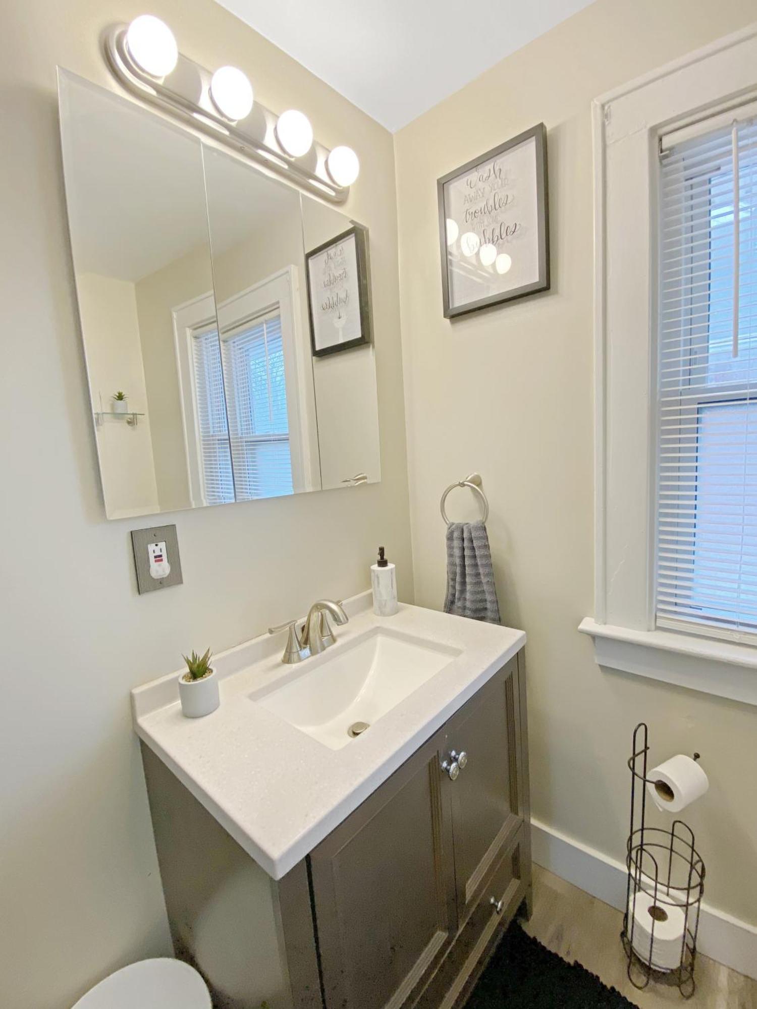 Lux 3br, Steps From Airport, U Of R & Grocery Stores Holiday home Rochester