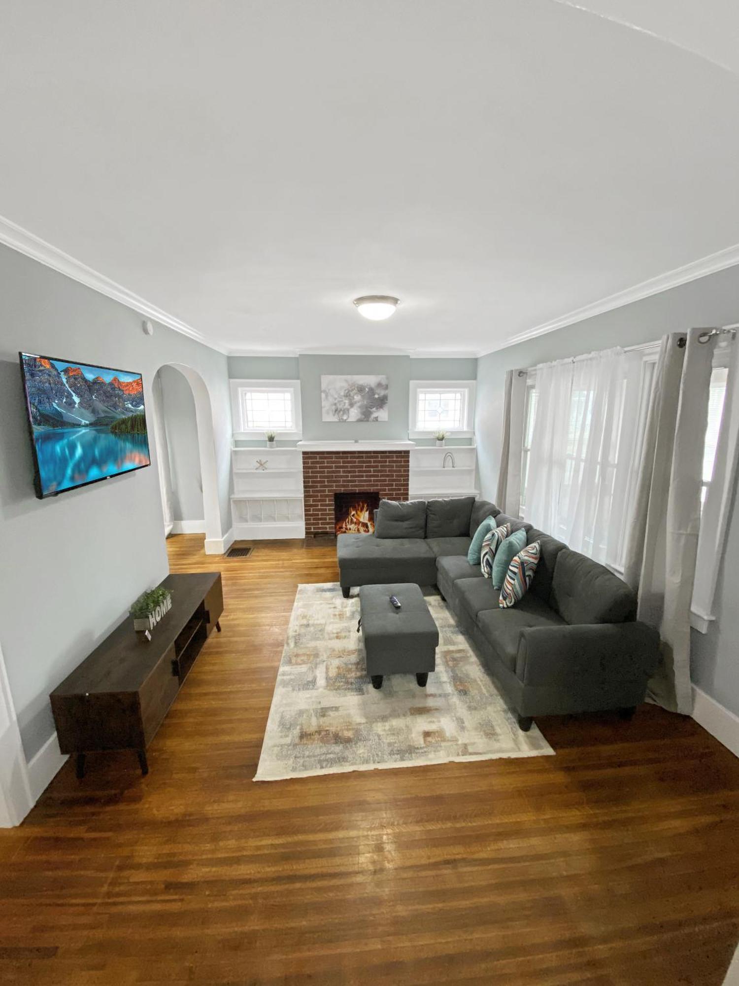 Lux 3br, Steps From Airport, U Of R & Grocery Stores *